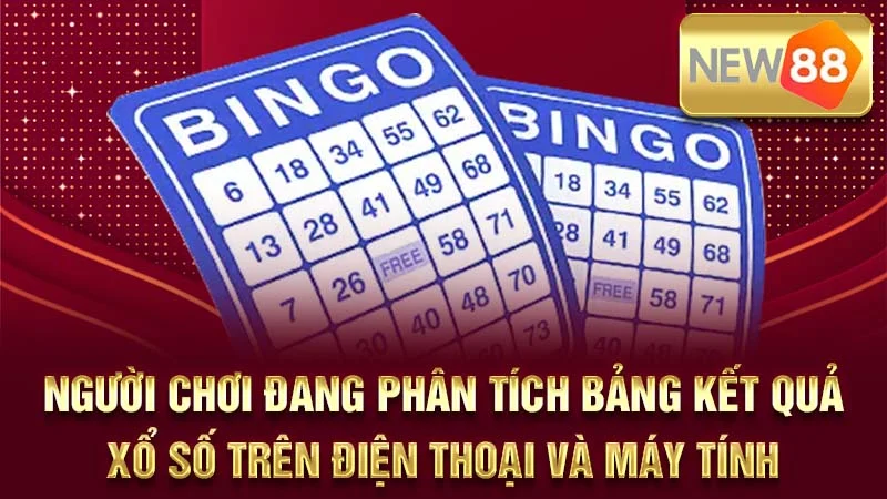  Người chơi đang phân tích bảng kết quả xổ số trên điện thoại và máy tính